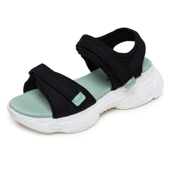 Zapatos deportivos y flotadores